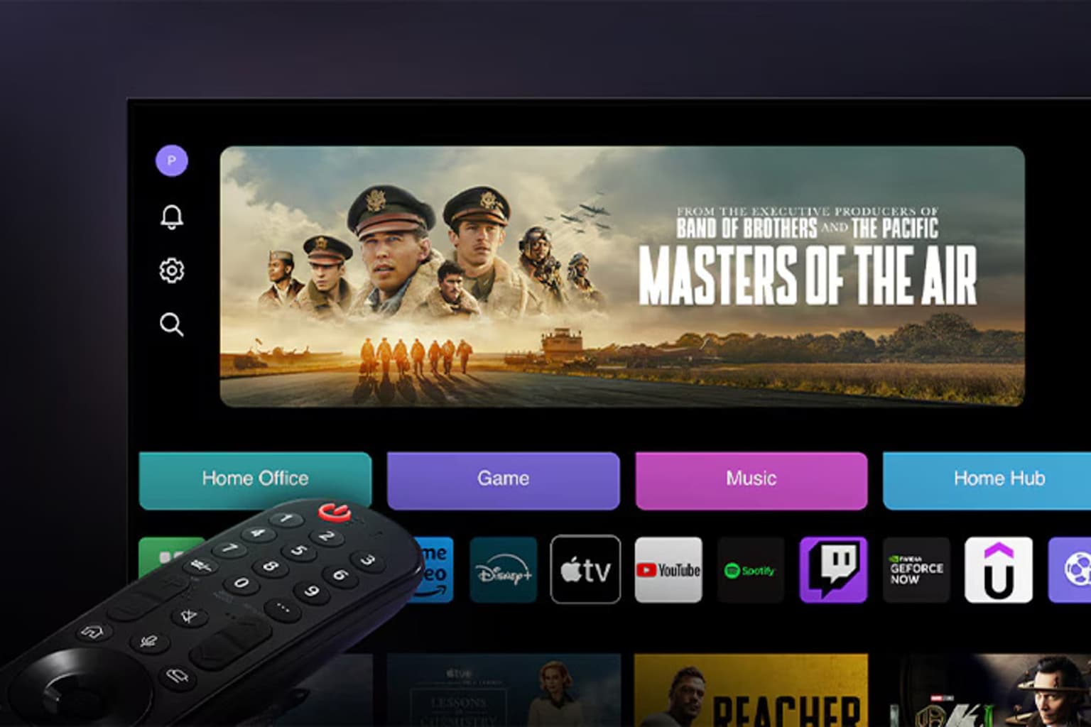 LG webOS smart TV-startskærmen, der viser forskellige apps og indhold med en LG Magic-fjernbetjening i forgrunden.